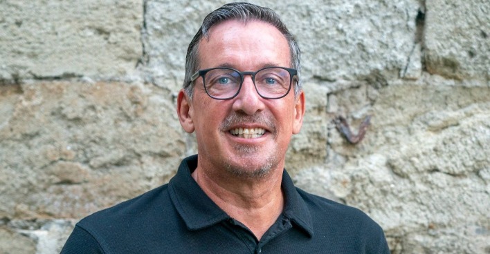 Porträt von Viktor Gernot, der sich bei einer Premiere in Wien mit seiner Lebensgefährtin Julia zeigte.