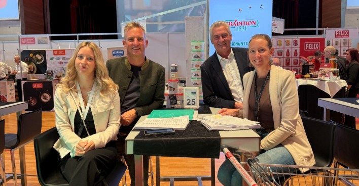 Lisa Brodinger, Josef Hirschbichler und Larissa Zorn von der Walleggalm freuen sich über den Besuch bei Gastgeber Kurt Schneider (2. v. re.) und den gemeinsamen Austausch.