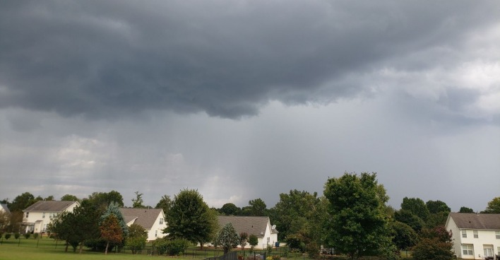 Dunkle Wolken über einer Wohnsiedlung.