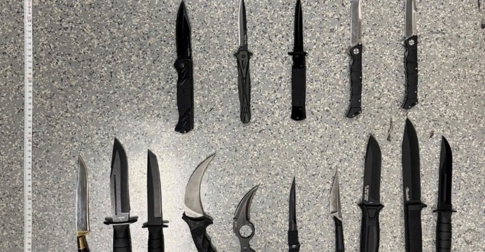 Waffenarsenal des Mannes der in der Wollzeile einen 41-Jährigen niedergestochen haben soll