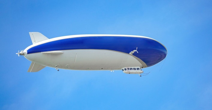 Ein Zeppelin fliegt in der Luft