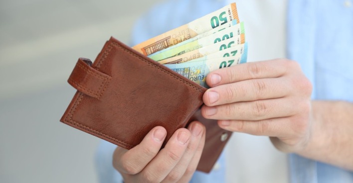 Geldscheine in einer Geldbörse als Symbol für den 250-Euro-Heizkostenzuschuss in Salzburg.