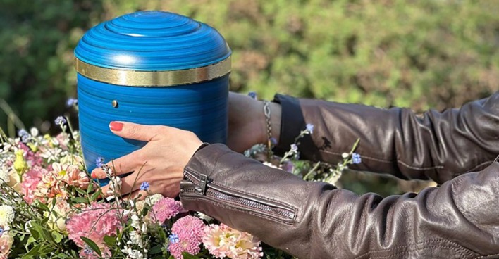 Frau hält Urne eines geliebten Verstorbenen in ihren Händen | Credit: Bestattung Phönix