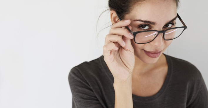 Junge Frau mit Brille | Credit: the stock company/Shutterstock