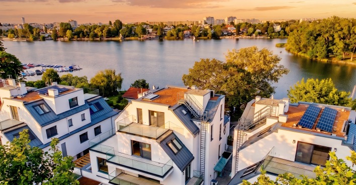 Idyllische Wohnhausanlage mit Blick auf die Alte Donau in der Abenddämmerung | Credit: Glorit Bausysteme