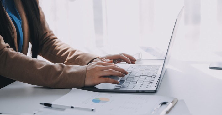 Frau im Büro am Computer | Credit: ARMMY PICCA/Shutterstock