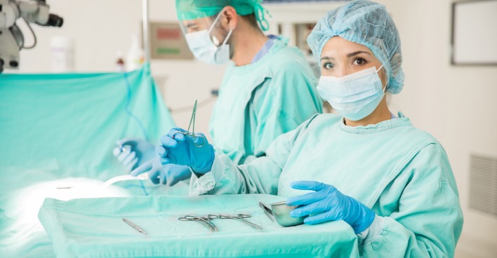 Assistentin im Operationssaal | Credit: antoniodiaz/Shutterstock