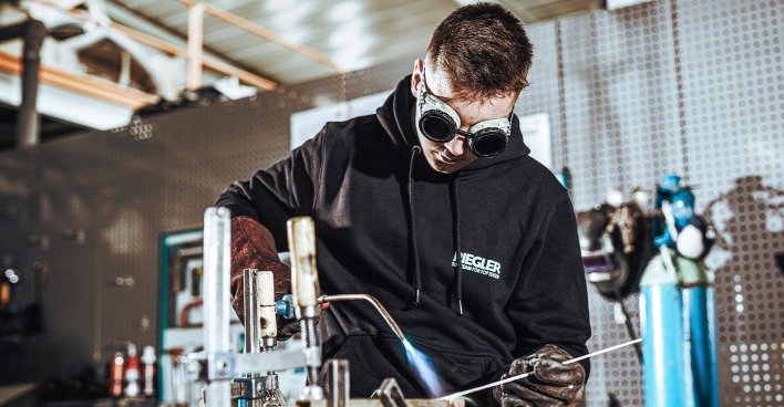 Lehrling in der Produktion | Credit: Georg Schlemmer