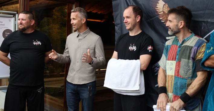 Geschäftsführer Philip Borckenstein-Quirini und Mitorganisator Bernd Hofbauer mit Christian Klotzner und Gerald Lodron bei der Eröffnung des fünften Saunafestivals im Schaffelbad | Credit: Therme Loipersdorf
