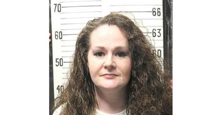 Christa Pike, zum Tode verurteilte Frau in Tennessee, vor einer Messskala
