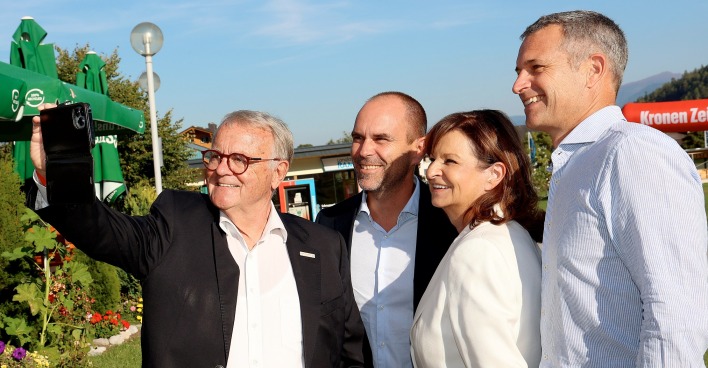 Gruppenbild beim Selfiemachen