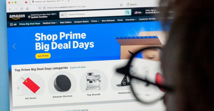 Jemand schaut sich Angebote bei den Prime Deal Days 2026 an.