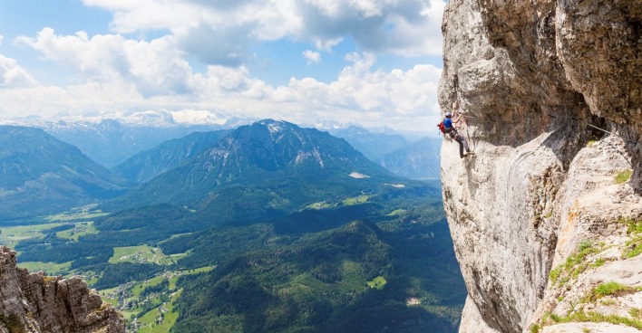 Kletterer an einer steilen Felswand mit Blick auf die Berglandschaft. Am Klettersteig „Sisi“ am Loser verunglückte Andreas Pfalzer tödlich.