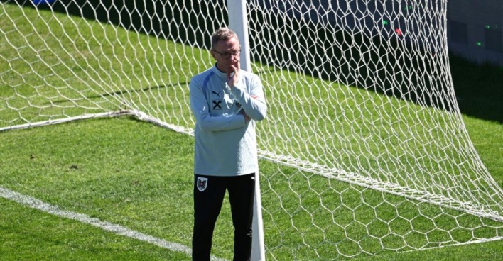 Rangnick inspiziert den Rasen, der ihm gar nicht gefällt.