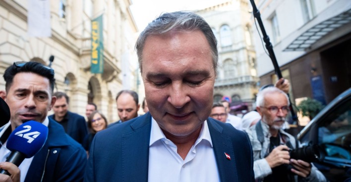 Andreas Babler trifft bei der SPÖ-Sitzung ein.