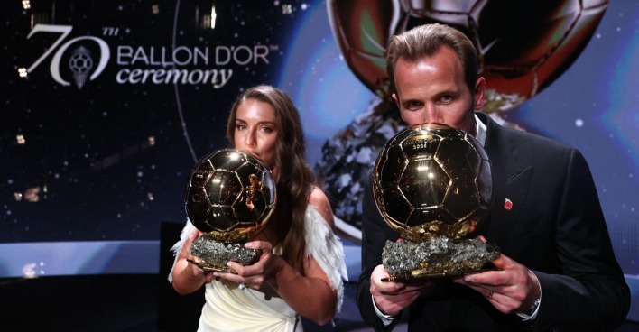 Harry Kane und Alexia Putellas mit Ballon-d’Or-Trophäen bei einer Preisverleihung.