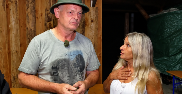 "Bauer sucht Frau"- Arnold im Gespräch mit einer Hofdame. Der singende Bergbauer steht beim Hoffest vor einem Liebes-Drama.