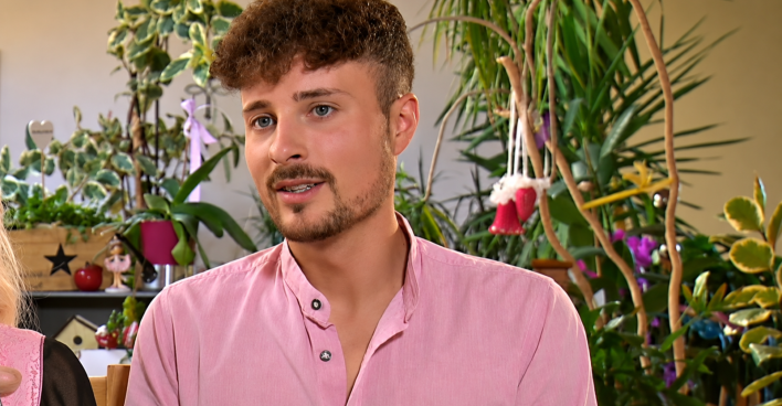 „Bauer sucht Frau“-Star Johannes Höfinger im rosa Hemd bei einem TV-Auftritt. Der Jungbauer spricht auf Instagram offen über persönliche Höhen und Tiefen.