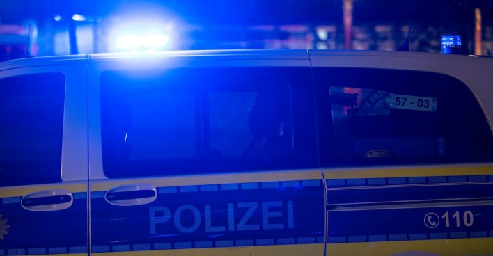 Deutscher Polizeiwagen auf der Straße im Einsatz