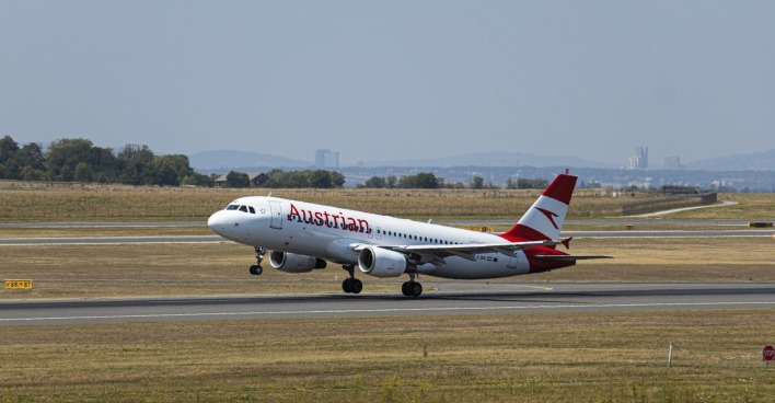 Flugzeug von Austrian Airlines (AUA) auf einer Landebahn. Ein AUA-Flug von Tel Aviv nach Wien musste wegen einer Bombendrohung in Sofia notlanden.