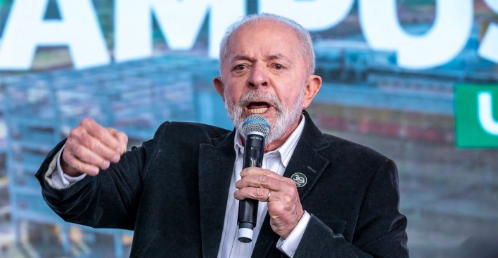 Lula da Silva mit Mikrofon bei einer Rede.