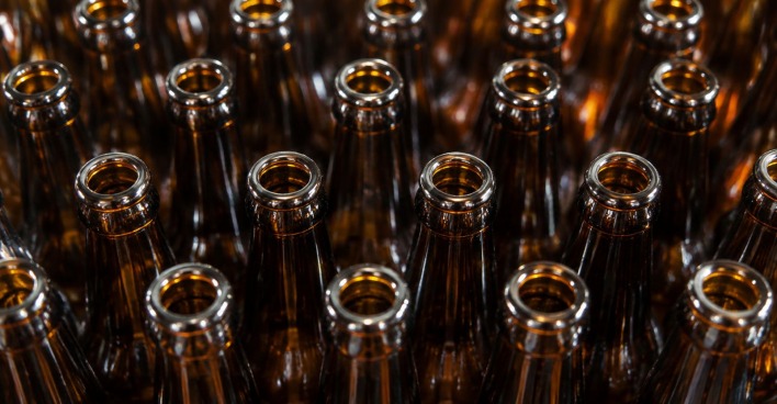 Bierflaschen in einer Brauerei als Symbol für die Schließung des Wolters-Standorts nach 399 Jahren.