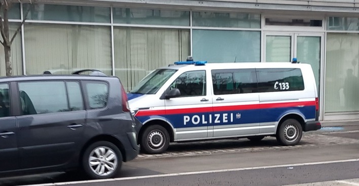 Polizeifahrzeug der österreichischen Polizei am Straßenrand. Symbolbild zum mutmaßlichen Vergewaltigungsversuch an einer Joggerin in Wien-Brigittenau.