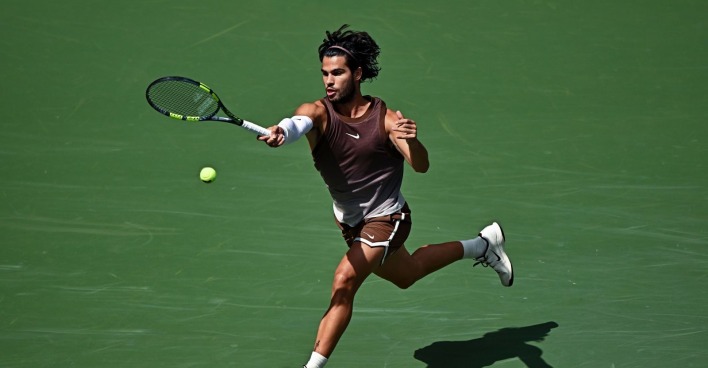 Carlos Alcaraz bei einer Ausholbewegung auf dem Tennisplatz