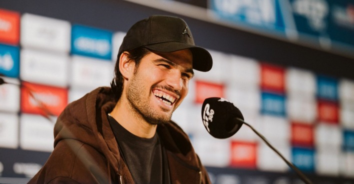 Carlos Alcaraz auf einer Pressekonferenz bei den Erste Bank Open