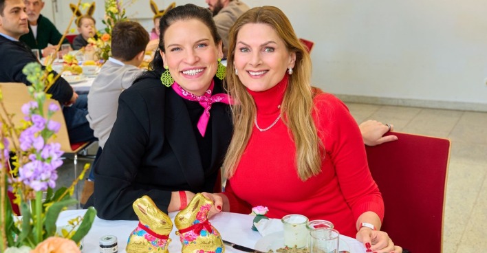 Dancing-Stars-Tänzerin Conny Kreuter und Moderatorin Martina Reuter lächeln gemeinsam in die Kamera. Martina Reuter gratuliert Conny Kreuter zur Geburt ihrer Tochter Luna.