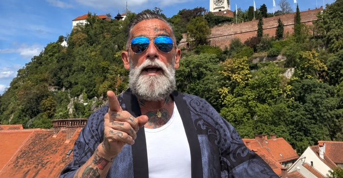 Crazy Cheese Roland Ludomirska mit weißem Bart und blauer Sonnenbrille zeigt mit dem Finger in die Kamera. Der Unternehmer sorgt mit einem Spruch über seinen Testosteronspiegel für Aufsehen.