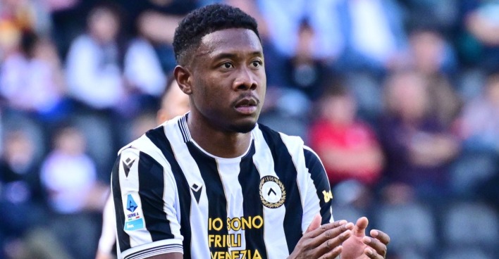 David Alaba im schwarz-weißen Trikot von Udinese Calcio auf dem Fußballplatz. Der ÖFB-Kapitän meldet sich nach seiner erneuten Verletzung zu Wort.