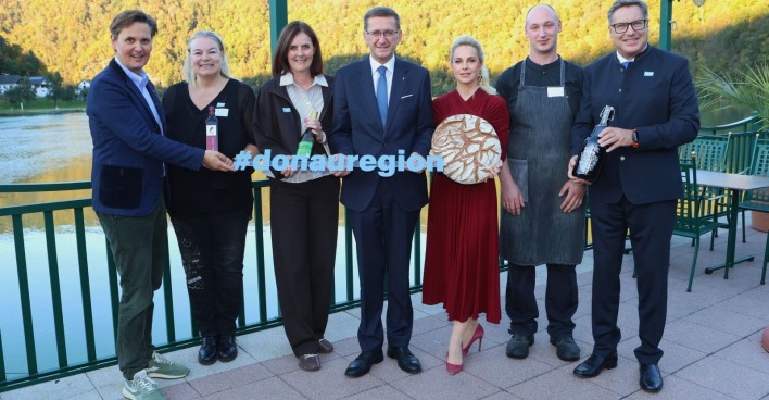 Am Foto: Andreas Winkelhofer (Geschäftsführer Oberösterreich Tourismus), Bgm.in Karin Wundsam (Obfrau Werbegemeinschaft Donauregion Oberösterreich), Petra Riffert (Geschäftsführerin Tourismusverband Donauregion Oberösterreich), Markus Achleitner (Wirtschafts- und Tourismuslandesrat Land Oberösterreich), Silvia Schneider (Moderatorin), Marco Embreus (Küchenchef Riverresort Donauschlinge), Friedrich Kaindlstorfer (Aufsichtsratsvorsitzender Tourismusverband Donauregion Oberösterreich)