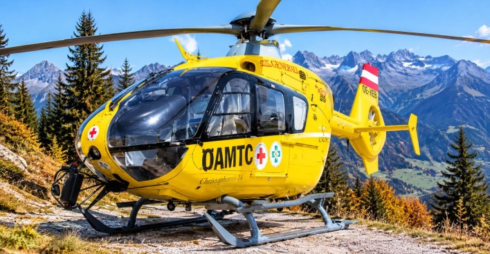 Notarzthubschrauber nahe einer Forststraße in Tirol