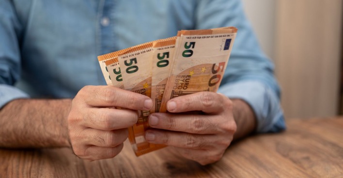 Mann mit Geldscheinen in der Hand