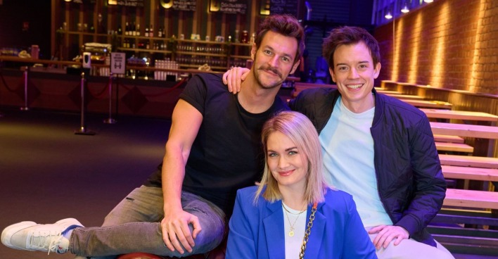Paul Pizzera, Philipp Hansa und Gabi Hiller bei einer Live-Show ihres Podcasts