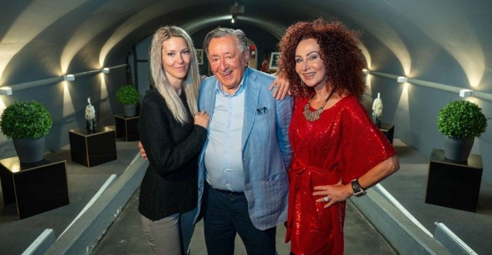 Simone Lugner, Richard Lugner und Christina „Mausi“ Lugner auf einem gemeinsamen Foto. Die beiden Lugner-Frauen stehen im Mittelpunkt eines Seitenhiebs bei „Forsthaus Rampensau“.