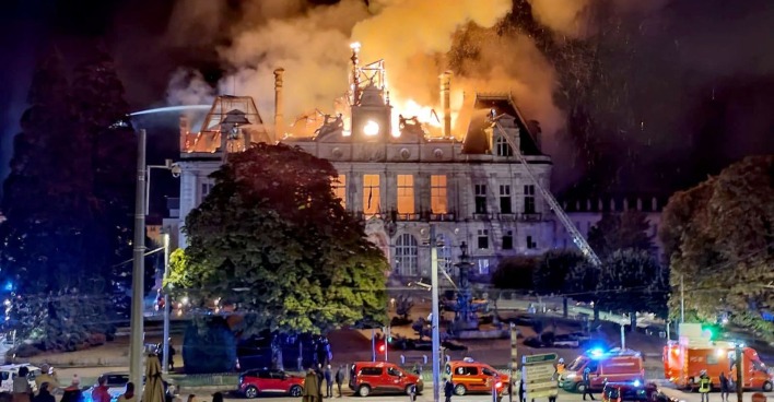 Das Rathaus von Limoges steht in Brand.