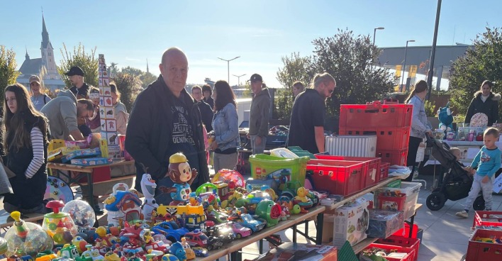 Aufnahme eines Verkaufsstandes auf dem GEZ-Spielzeugflohmarkt, der zahlreiche Spielzeugfiguren und -fahrzeuge anbietet