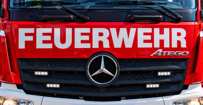 Vorderansicht eines österreichischen Feuerwehrwagens.