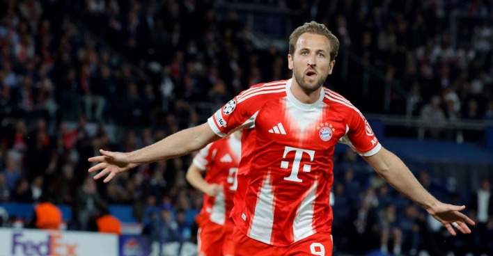 Harry Kane jubelt im roten Trikot des FC Bayern München auf dem Fußballplatz.