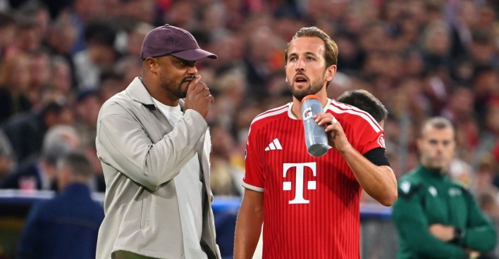 Harry Kane im Trikot des FC Bayern mit Trainer Vincent Kompany