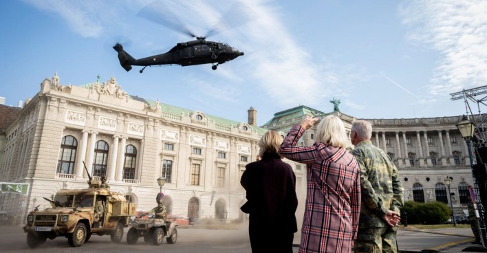 Hubschrauber und schweres Gerät am Heldenplatz.