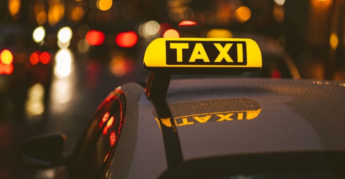 Ein Taxi in der Nacht.