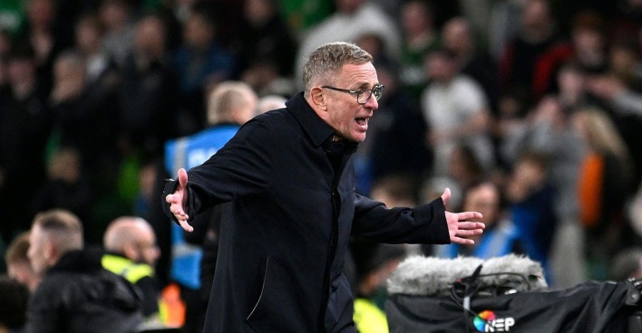 ÖFB-Teamchef Ralf Rangnick gestikuliert beim Spiel Irland gegen Österreich an der Seitenlinie.