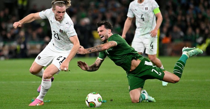 Österreichischer Fußball-Nationalspieler im Zweikampf mit einem Spieler aus Irland beim Nations-League-Spiel in Dublin.
