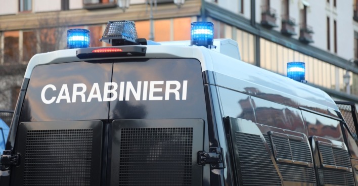 Tragischer Unfall in Jesolo: Ein 46-jähriger Mann ist am Mittwochmorgen ums Leben gekommen, nachdem ein Baum beziehungsweise großer Ast auf sein Auto gestürzt war.