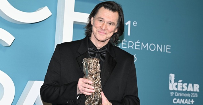 Jim Carrey bei den César Awards 2026 in Paris, wo er seiner Partnerin Min Ah öffentlich seine Liebe erklärte.