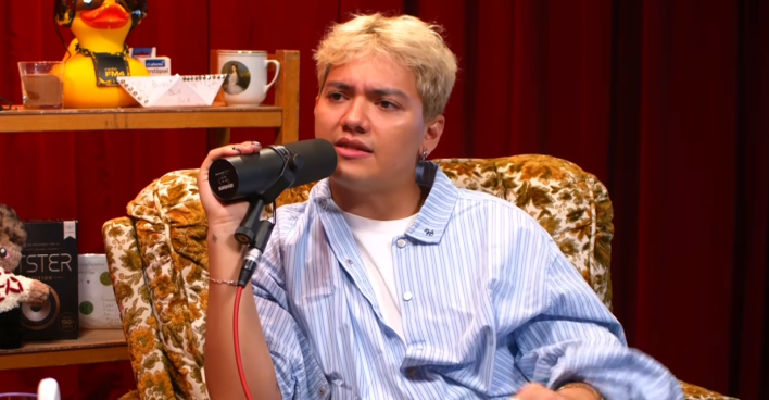 ESC-Sieger JJ spricht im Podcast „Bussi Bla Bla“ über seine Tour-Erlebnisse und ungewöhnliche Duschbedingungen in Prag.
