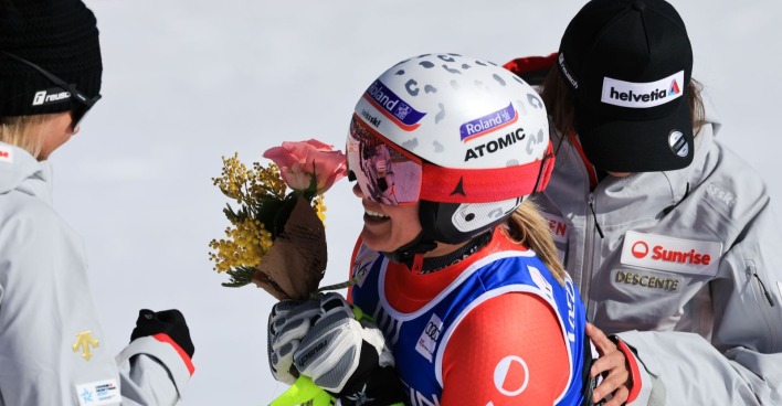 Die ehemalige Schweizer Skirennläuferin Joana Hählen mit Blumen bei einem Skirennen.